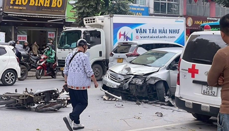 Ảnh TNGT: Tài xế Toyota Altis mất kiểm soát, đâm hàng loạt xe máy tại Hà Nội